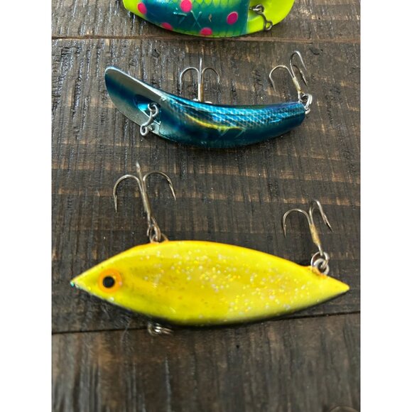 Set Of 4 Vibrant Fishing Lures With Hooks For Freshwater & Saltwater Angling - Picture 4 of 5
